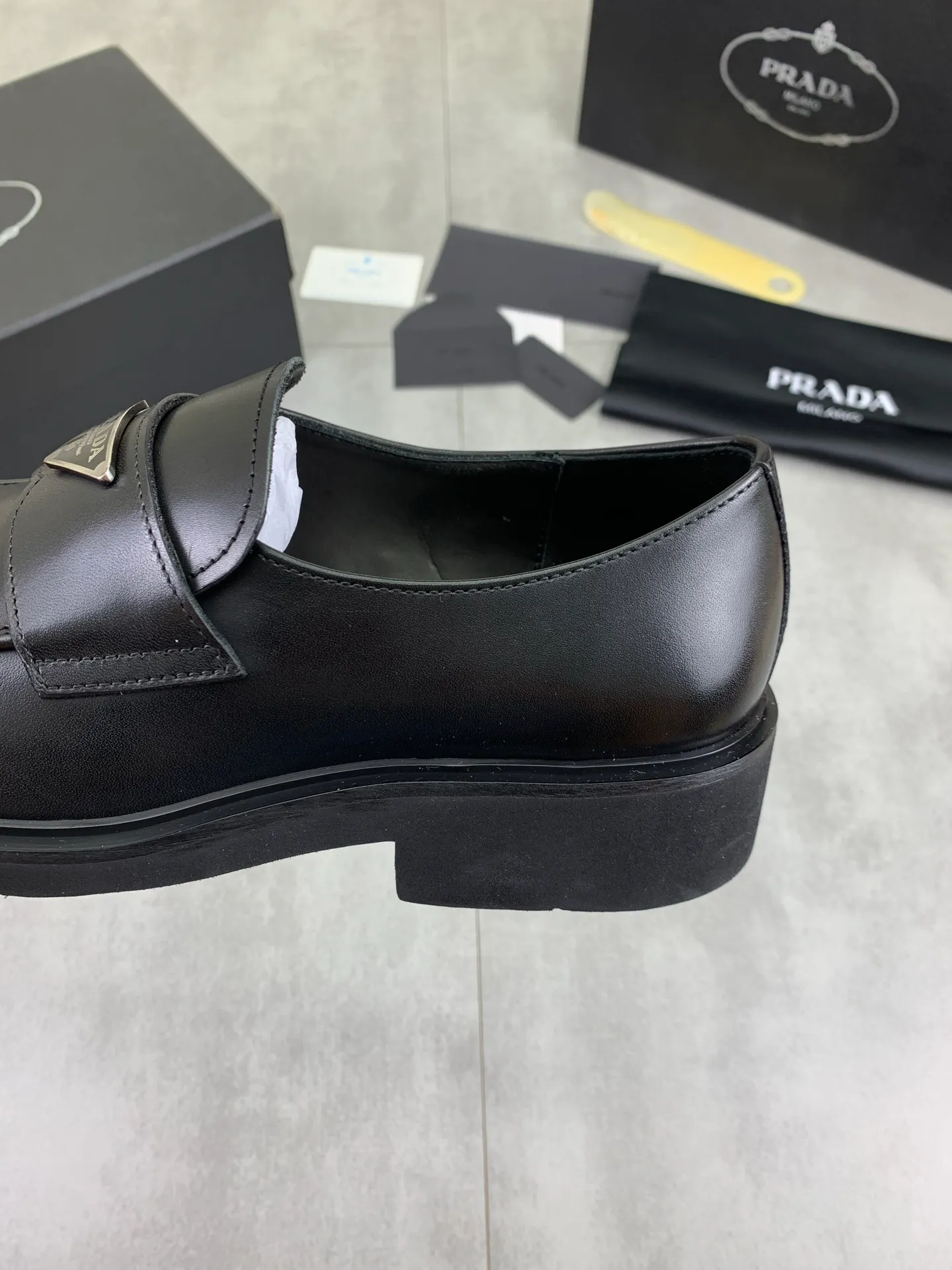 Factory price P840 💰Original quality, top version🔱 ＰＲＡＤＡPrada. Men's business casual leather shoes, top quality cow leather. 1:1 shipment ⬆️Luxurious and noble, all made of imported original first-layer fine suede cowhide, just to create a more comfortable wearing experience. Upper: original comfortable open-edge bead-rubbed calfskin ➕Top imported water-dyed full cow lining, original high-end lightweight and comfortable TPU combination bottom ✔️Code number: 39-44 (38 45 Can be customized)